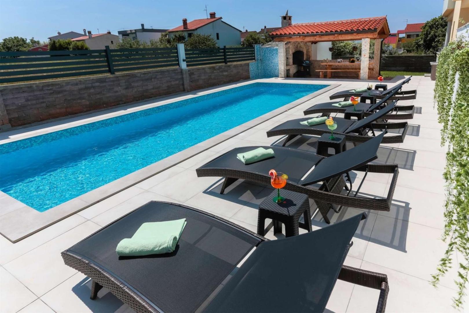 Villa Vita Apartments & Studios With Common Pool Valbandon Eksteriør billede